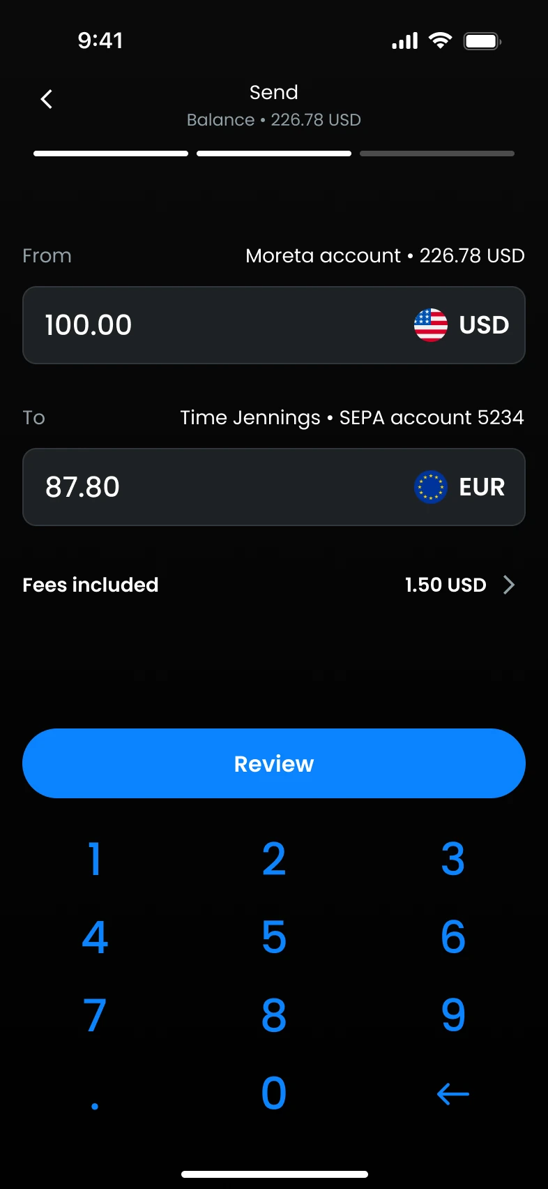 Sende-Bildschirm mit 100 USD über die Tastatur von einem Moreta-Konto mit 226,78 USD Guthaben, 87,80 EUR kommen auf dem SEPA-Konto von Time Jennings an, 1,50 USD Gebühren inklusive und ein Button zum Prüfen